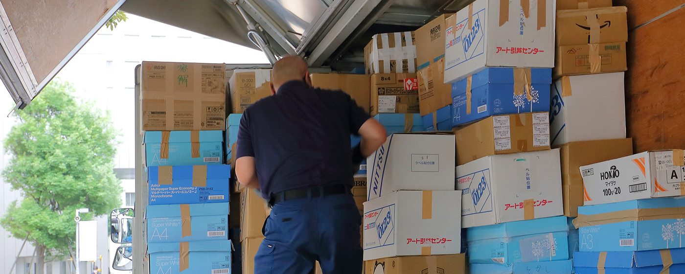 ガムテープでしっかり閉じたままのダンボール箱