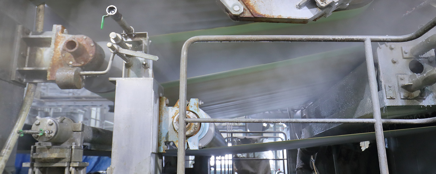 紙繊維を金網に連続的に吹き付けます