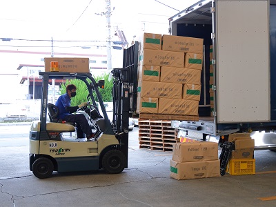 製品は熟練スタッフによる手積み作業のもと出荷。破損有無などの最終品質確認を行います。