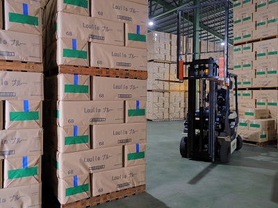 自社物流センターを完備。 需要に応じた在庫管理を機動的に行います。